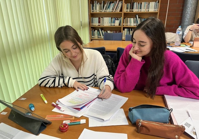 Dos chicas con sus apuntes