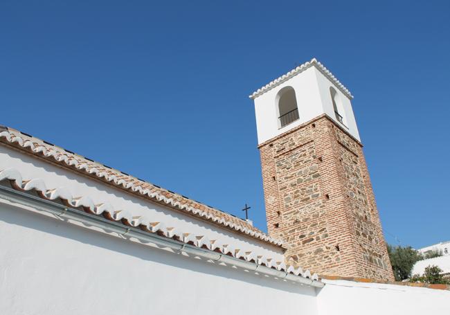 El alminar de la iglesia de San Pedro es el emblema de la aldea sayalonguina de Corumbela.