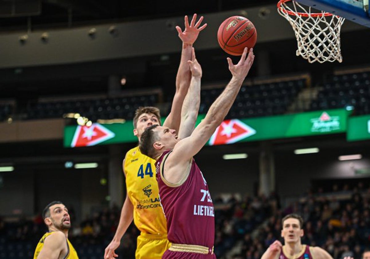 Lammers, en una acción defensiva en el duelo de este miércoles en Lituania.