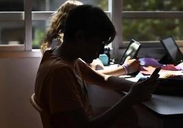 Crecen los robos de cuentas a adolescentes en redes sociales y videojuegos: riesgos y cómo evitarlos