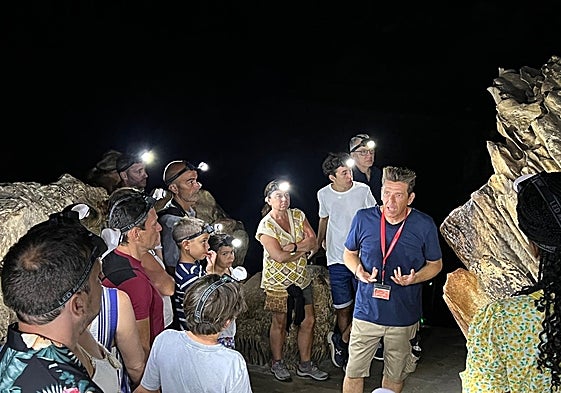 Miguel Joven 'Tito', con uno de los grupos de las visitas especiales a la gruta.