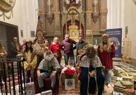 Reparto de regalos en la iglesia de la Cofradía de Viñeros.