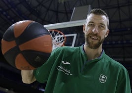 Fran Vázquez, este miércoles con un balón en la pista de juego del Martín Carpena antes de un entrenamiento del Unicaja.