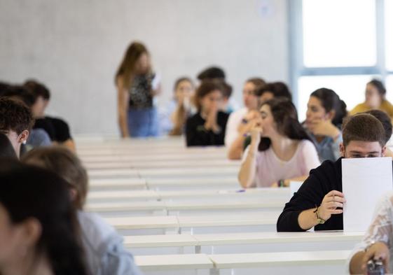 Los motivos por los que pueden exigirte que devuelvas el dinero de la beca de Educación