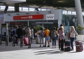 Pasajeros hacen cola en la estación de Cercanías del aeropuerto de Málaga.