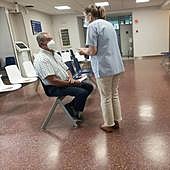 Foto de archivo de un usuario de un centro de salud con mascarilla