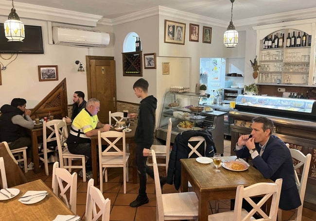 El bar está en el centro de Marbella.