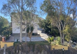 Imagen de las antiguas viviendas de los maestros junto al colegio público Colina del Sol de Torrox.