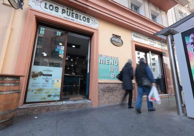 El bar Los Pueblos está frente al mercado de Atarazanas.