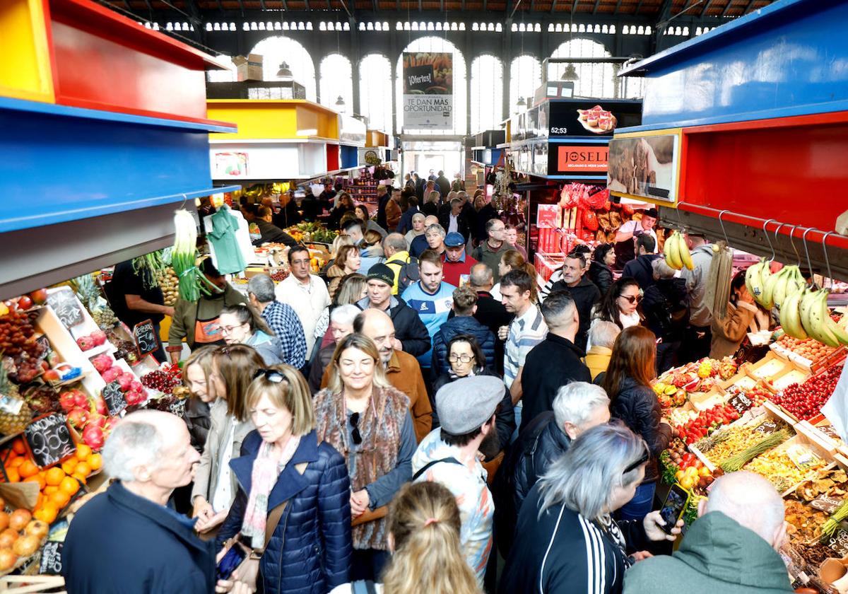 Un mercado malagueño atestado de gente en las pasadas navidades.