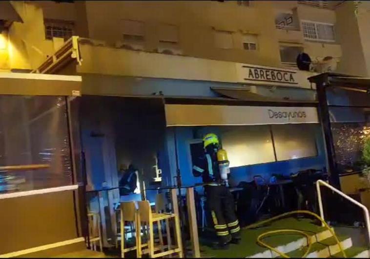 Aparatoso incendio en una conocida tapería de El Limonar