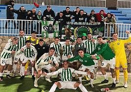 El Torremolinos celebra su victoria.