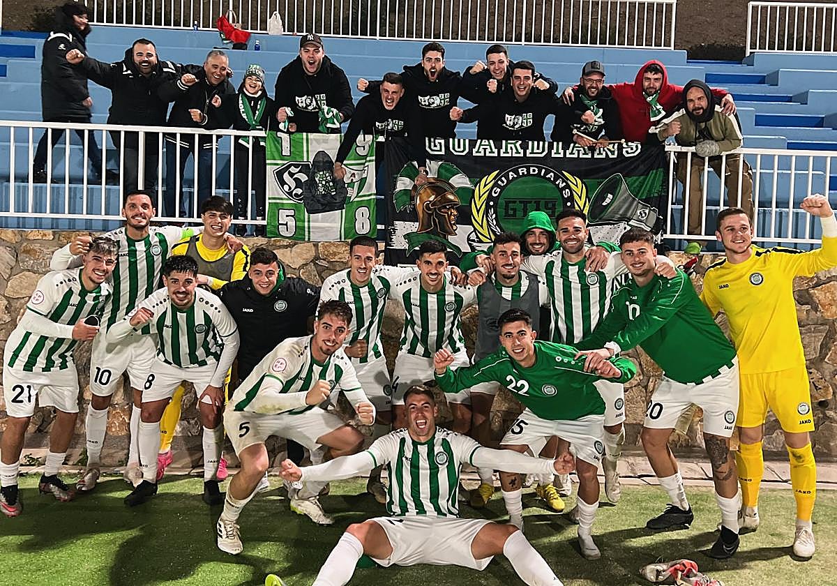 El Torremolinos celebra su victoria.