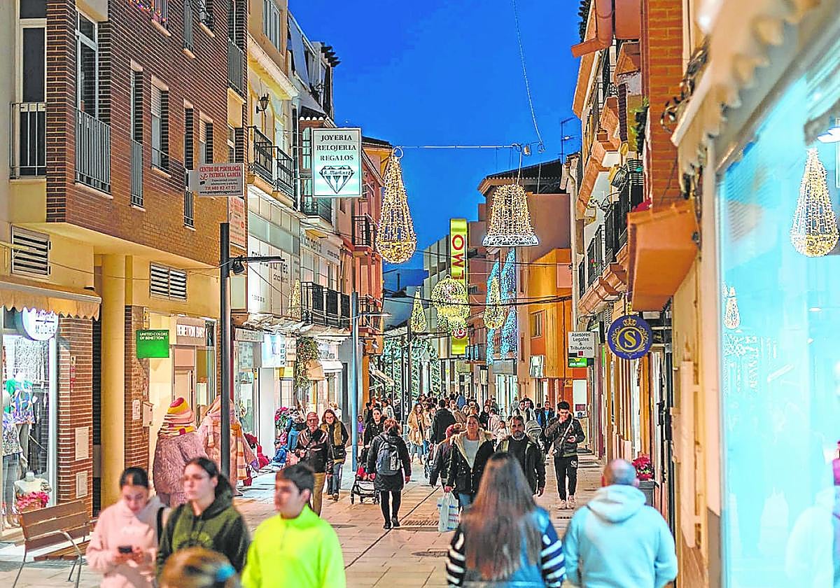 Ambiente nocturno en el centro de Vélez-Málaga en estas pasadas Navidades .