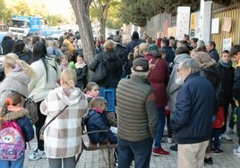 Concentración de familias a las puertas del Domingo Lozano, la semana pasada.