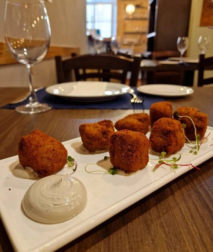 Imagen secundaria 2 - Arriba, croquetas de salchichón de cabra malagueña de la Taberna Curro Castilla. Abajo, versión con camarones de Chupytira y las que elaboran en Buenavista con rabo de toro.