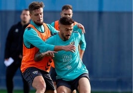 Dioni y Genaro luchan un balón en el entrenamiento de este lunes.