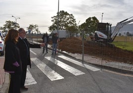 La delegada del Gobierno andaluz en Málaga y el alcalde alhaurino visitan las obras.