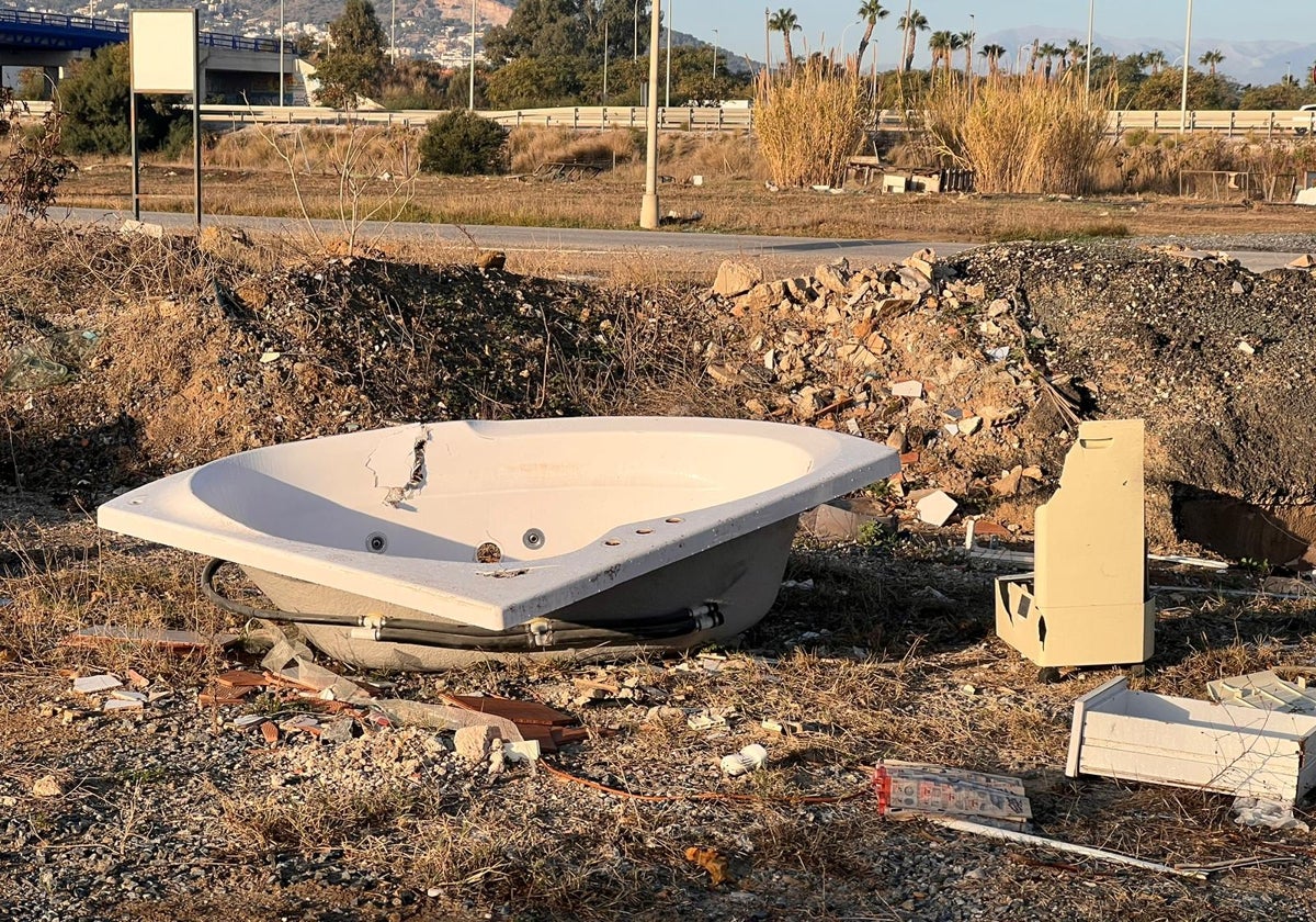 Una antigua bañera depositada de manera ilegal en la zona de Arraijanal, convertida en un vertedero.