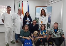 El delegado de Salud, Carlos Bautista, con personal del centro sanitario y de Perruneando.