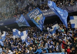 Aficionados del Málaga en las gradas de La Rosaleda durante un partido de esta temporada.