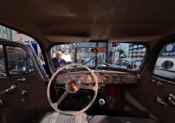 Joaquín Campos Ortega, fotografiado desde el interior del fastuoso Packard de 1938.