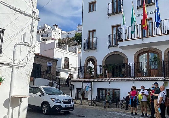 Fachada principal del Ayuntamiento de Canillas de Aceituno.