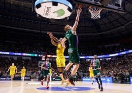 Alberto Díaz logra una canasta en el partido ante el Gran Canaria.