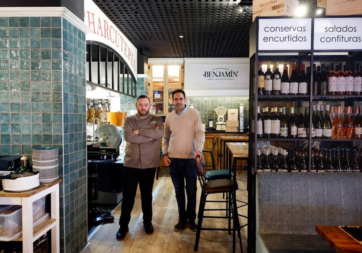 Javier Frutos y Pablo Gil, en el interior del negocio.