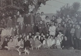 Foto de familia de los trabajadores de La Mayora con el investigador alemán en los años sesenta del pasado siglo.