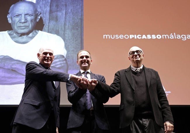 Bernard Picasso, Miguel López-Remiro y Salomón Castiel unen las manos ante la mirada de Pablo Picasso.