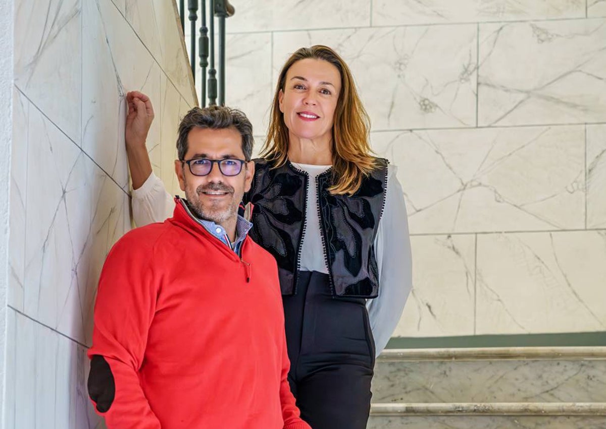 Imagen secundaria 1 - Arriba: vista cenital del patio principal. En medio: el arquitecto Antonio Díaz de Amezúa y la interiorista Mariate Lario. Abajo: almazara descubierta en la planta baja del edificio. 