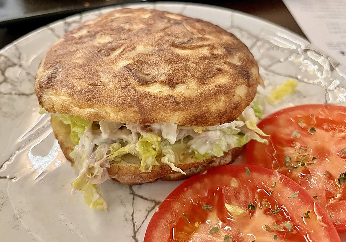 La tortilla rellena de Arte de Tapas, con rodajas de tomate.