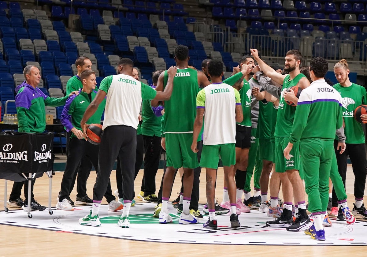 El Unicaja se ejercitó ayer en el Martín Carpena antes de viajar a tierras catalanas.