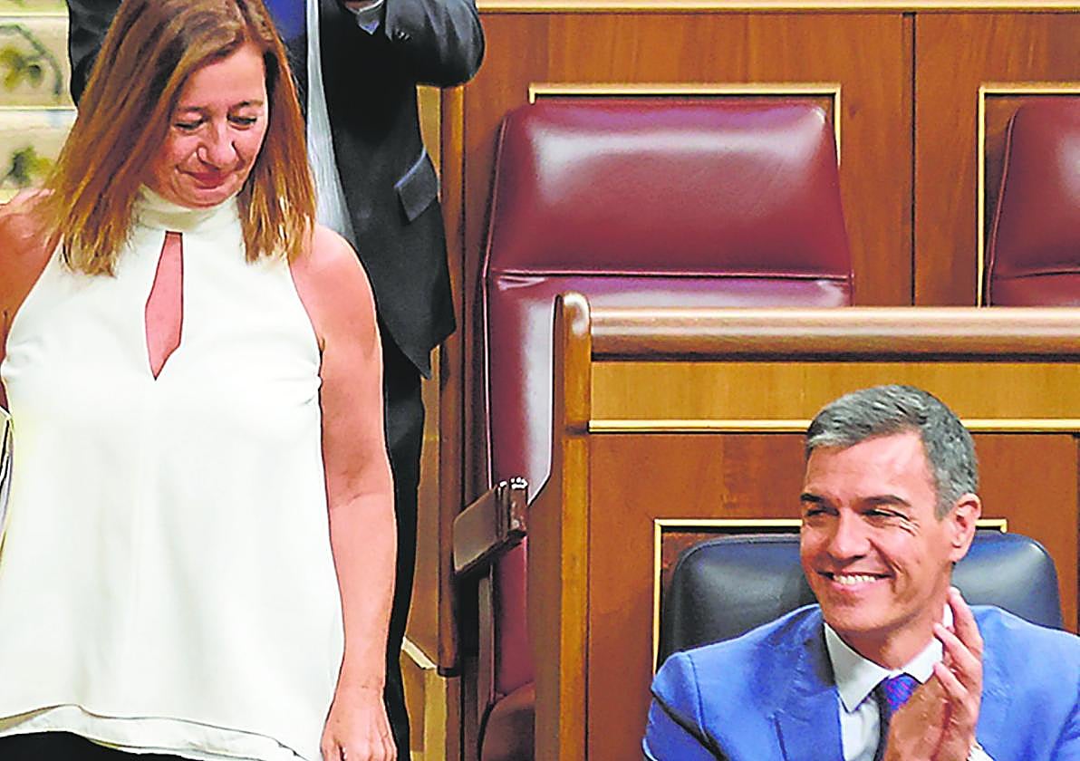 Francina Armengol, presidenta del Congreso, aplaudida por Pedro Sánchez. efe