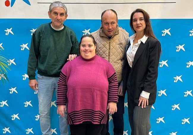 Una de las fundadoras de la asociación, María José Subires, junto a algunos de los usuarios en la presentación del proyecto la semana pasada.