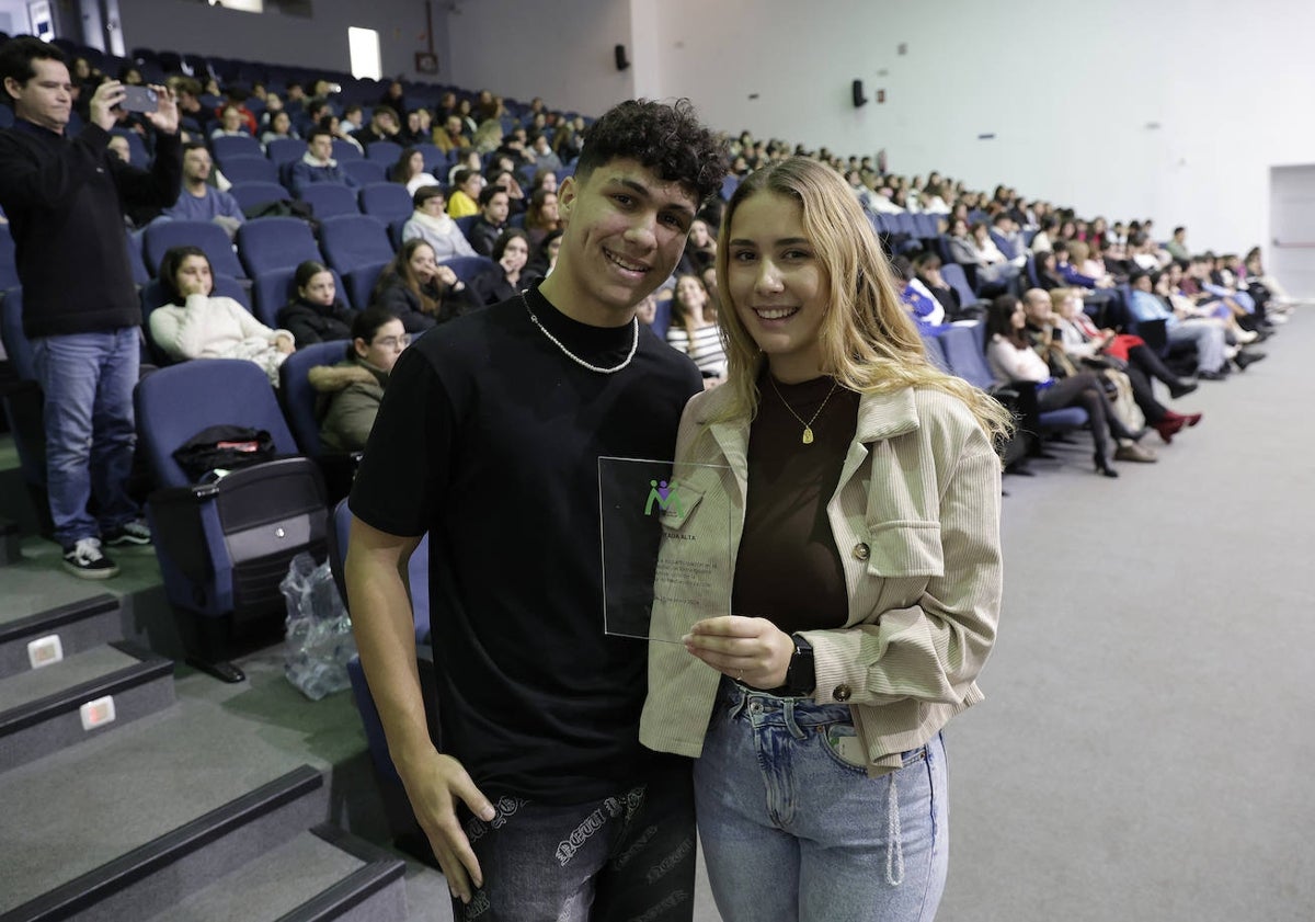 Imagen principal - Samuel Sánchez y Paula López estudian tercero de la ESO en el Portada Alta. Irene Manzanares y Sara Soriano estudian tercero de la ESO en el Colegio Platero. Rocío Rubio y Daniel Moyano, alumnos de cuarto de Secundaria y mediadores en el IES Jacaranda.