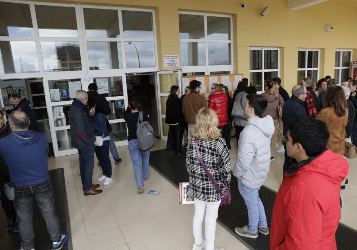 Jóvenes candidatos a una plaza MIR y familiares esperan la hora de entrada a las aulas de examen.