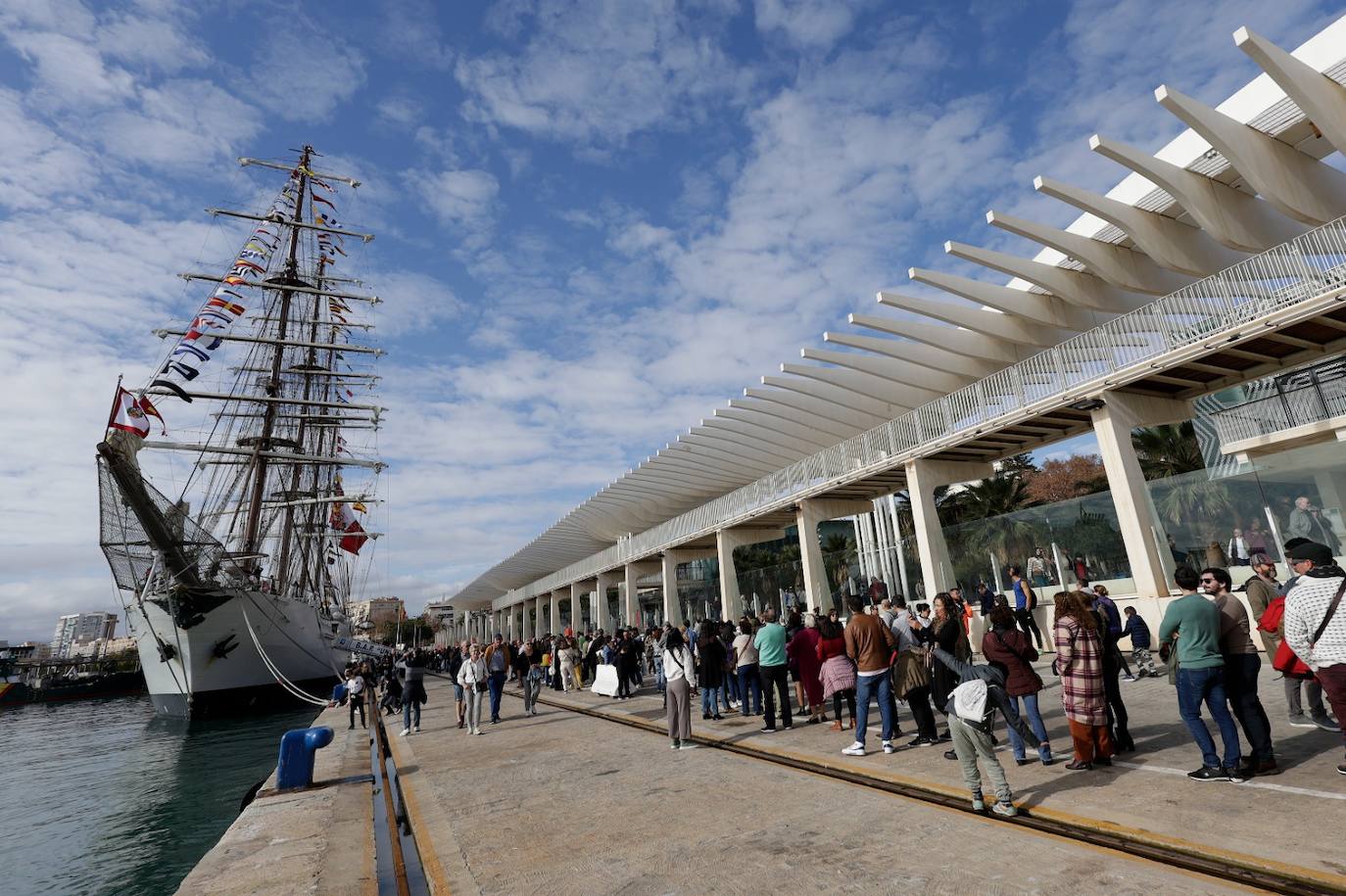 Perú exhibe la joya de su Armada en el puerto de Málaga