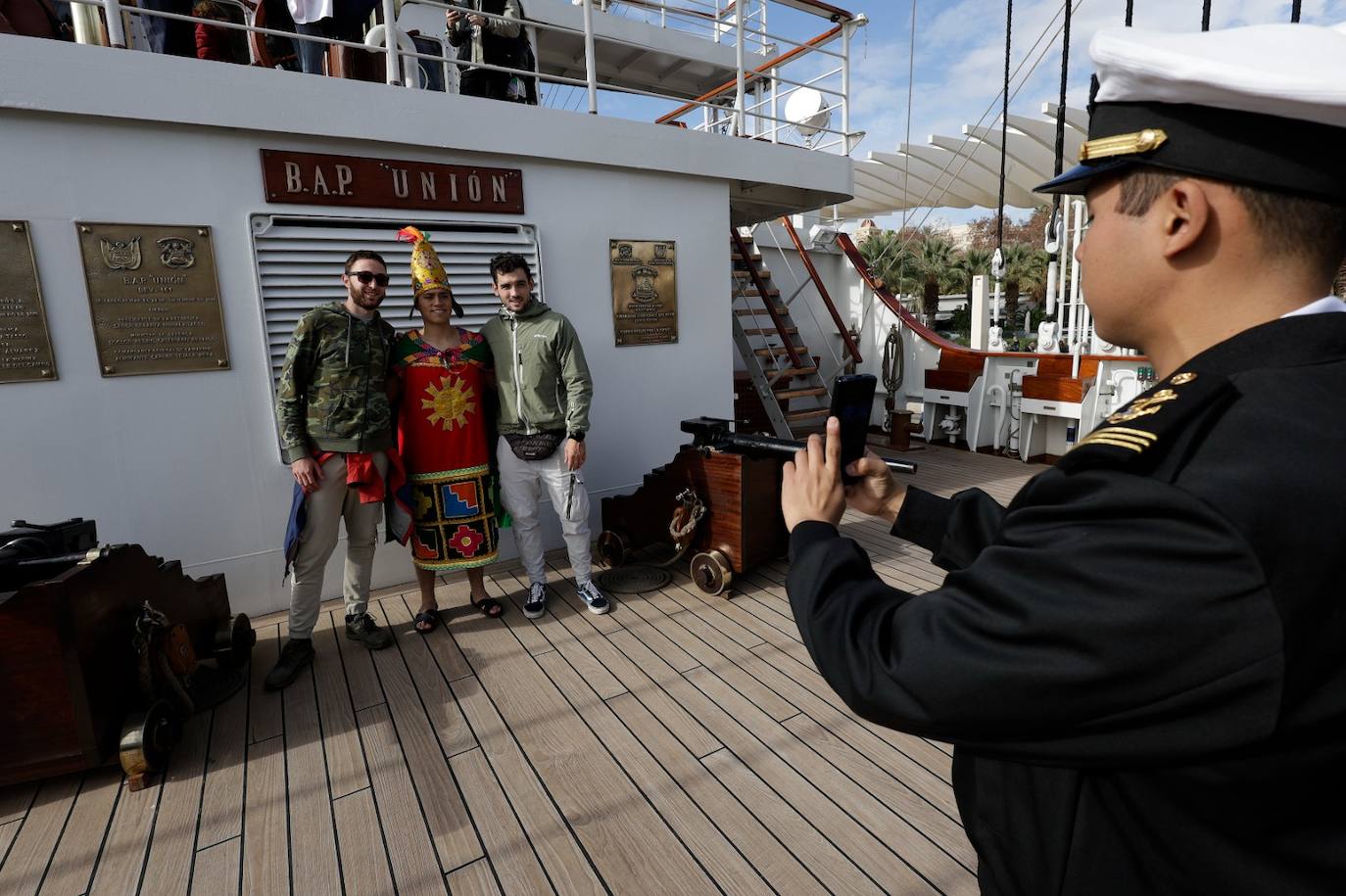 Perú exhibe la joya de su Armada en el puerto de Málaga