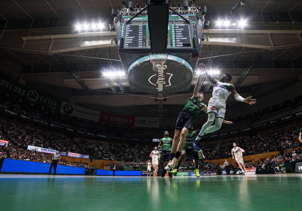 Carter intenta una canasta en el partido ante el Joventut.