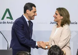 Juanma Moreno y Teresa Ribera, en la firma del acuerdo.