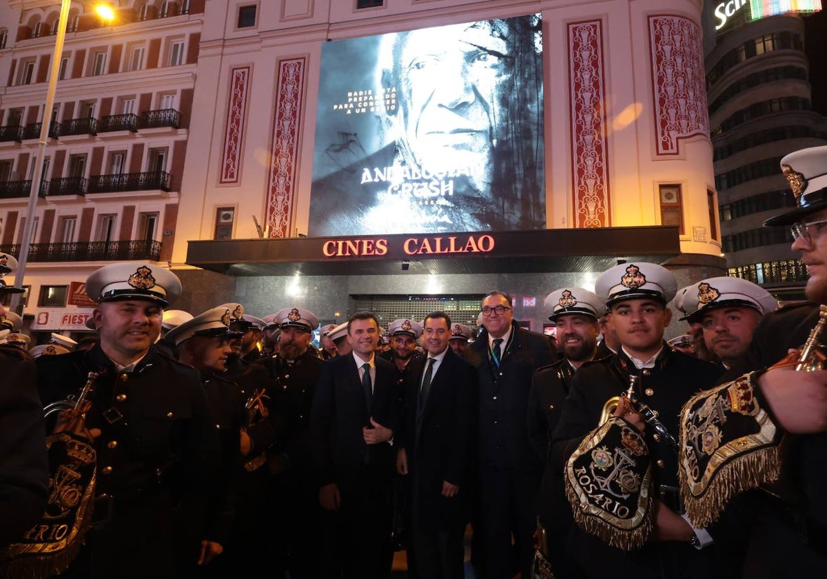 Moreno y Bernal, junto a miembros de la banda de cornetas que ponen música a 'Andalusian Crush'.