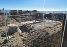 Estado actual de las obras del chiringuito Bikini Beach, en la playa del Castillo de Fuengirola.