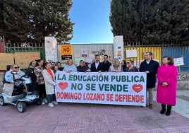 Pérez, esta mañana, con padres del colegio Domingo Lozano, cerrado por deficiencias.