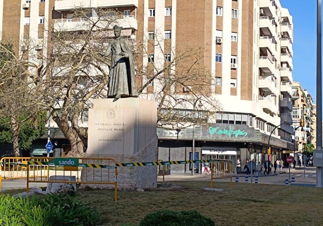 El monumento a Tiburcio Arnáiz, acotado para su próxima retirada.