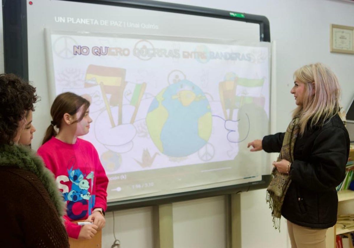 La consejera de Educación, Patricia del Pozo, en un centro con pizarra digital.