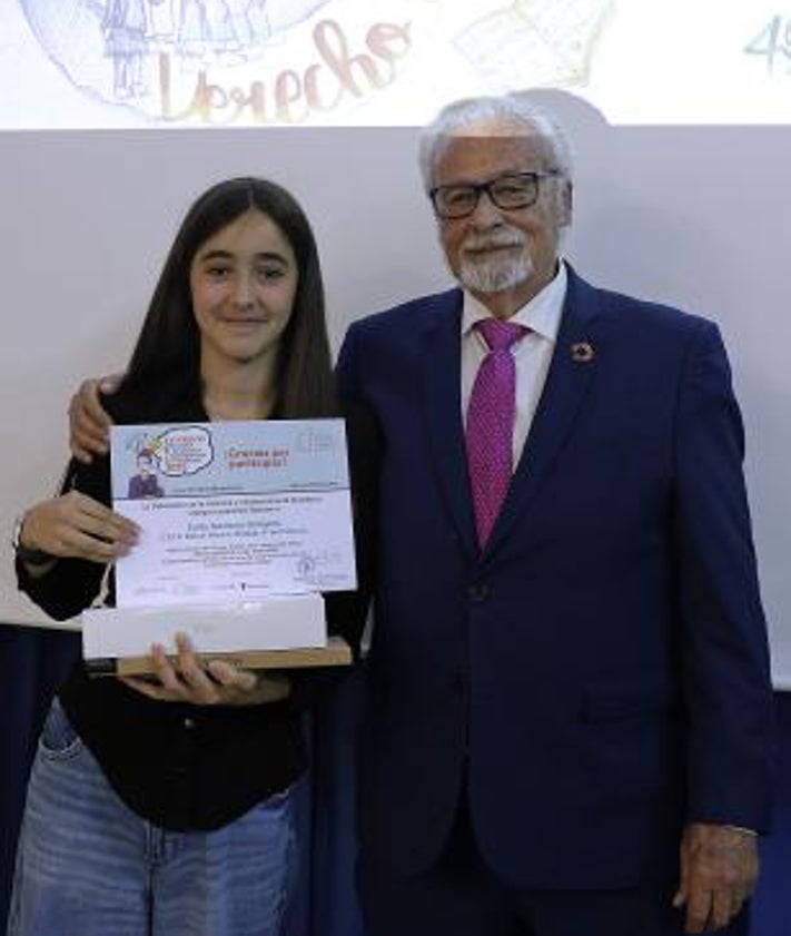 Imagen secundaria 2 - La joven premiada, con las autoridades y sus compañeros del Rafael Alberti. Detalle del dibujo premiado y Sofía Guzmán con el Defensor de la Infancia y Adolescencia de Andalucía, Jesús Maeztu.