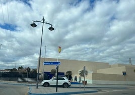 Fachada principal de la Comisaría de la Policía Nacional en Vélez-Málaga.