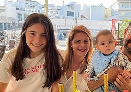 Rocío Martín y Jorge Gomez, con sus hijos, Leyre y Jorge, el pequeño de un año fallecido en 2022.